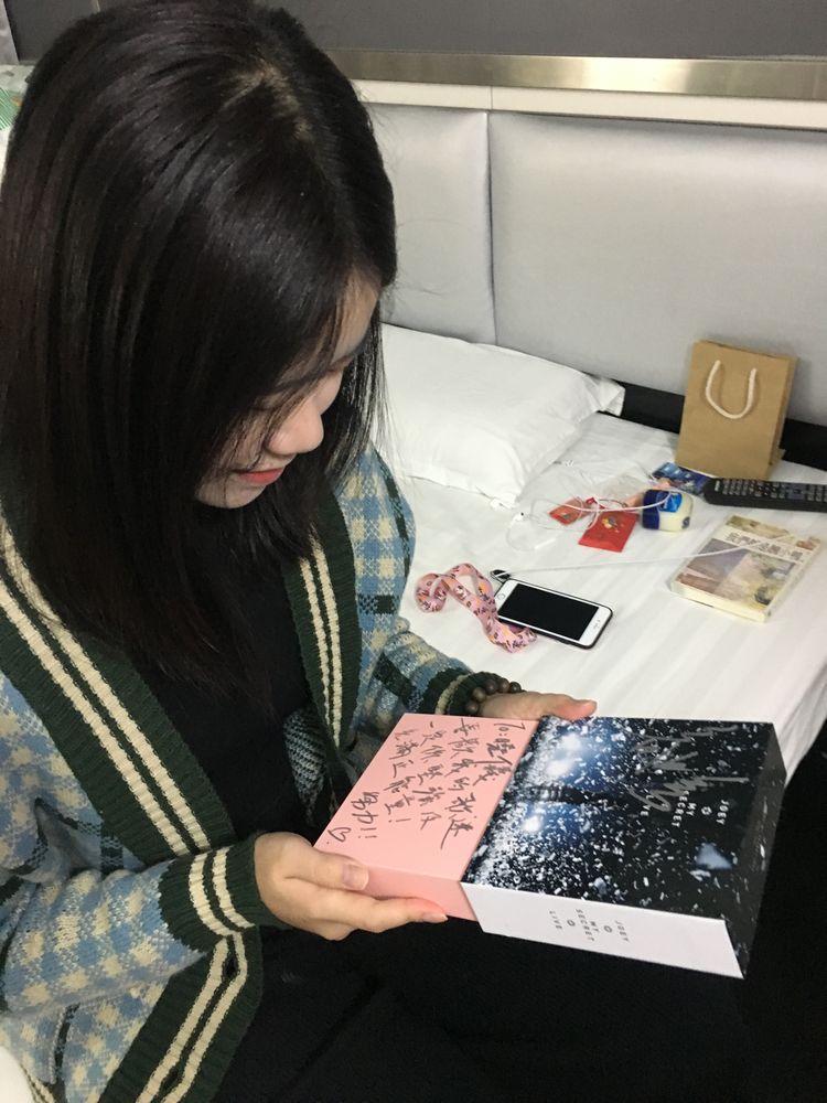 喜獲歌手容祖兒送上親筆簽名唱片及鼓勵字句,曉儀樂不可支。