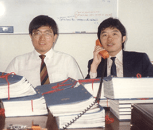 1985年廉署成立专案小组展开长达17年的调查。由刘德华饰演的刘启源，就是参照佳宁案初期担任廉署高级调查主任的朱敏健（右），他正在整理引渡文件。（廉署官网）