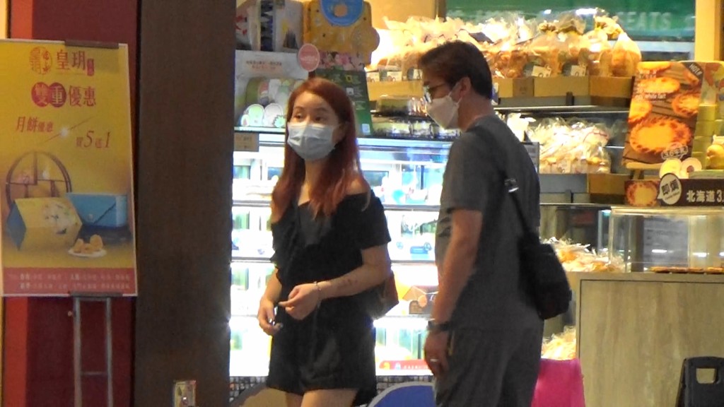 陳小姐轉身行去另一間麵包舖，手仔唔安份的兆尊即縮手跟女友走。