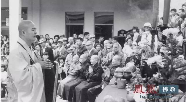二十世紀七十年代，星雲大師出席叢林大學校舍落成典禮。覺悟號圖