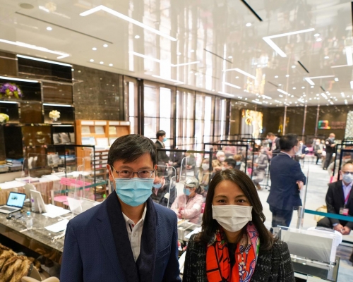 恒基韓家輝(左)稱,本木即沽30伙。旁為李菲茹