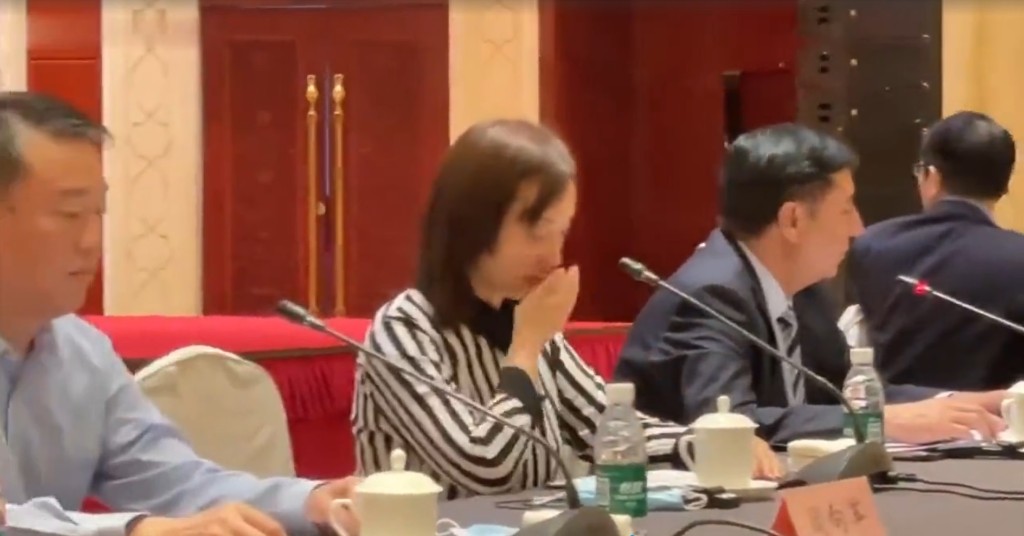 受害人趙愛琴在擦拭淚水。網上截圖