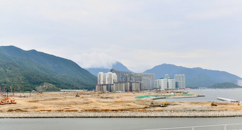 原定首幅招標的樂建居地皮位於東涌第122區，計劃於去年底推出，但因應當時市況而暫緩。