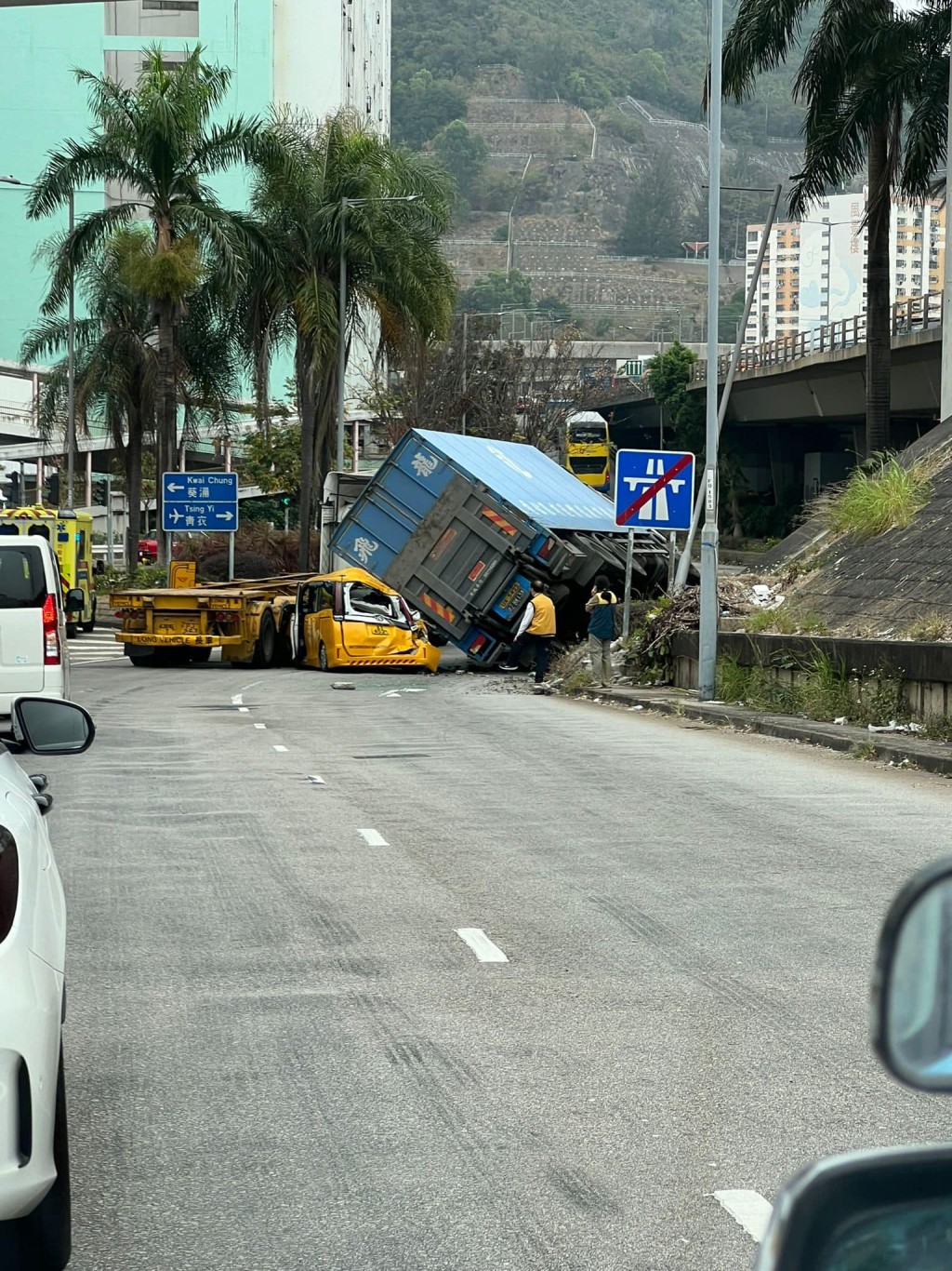 货车倾侧压向的士及水务署工程车。fb香港突发事故报料区图片