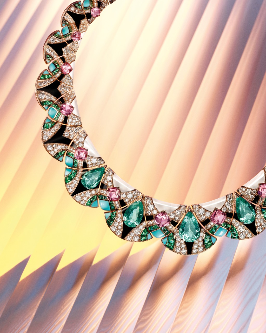 Mosaic of Time項鏈包括150個不同模組完美連接，拼湊出色彩豐富的馬賽克。項鏈鑲嵌帕拉伊巴碧璽、粉紅色碧璽、綠松石及祖母綠等，布局平衡有致。