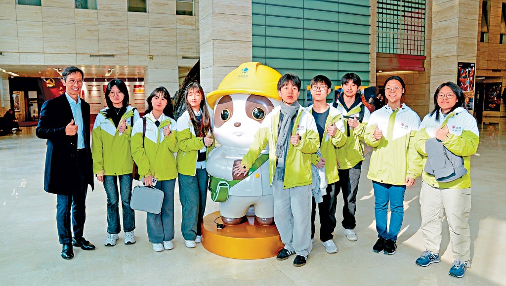 交流團到訪多個未有對外開放的國家電網四川公司重點設施，順道與吉祥物「電啵啵」打卡。