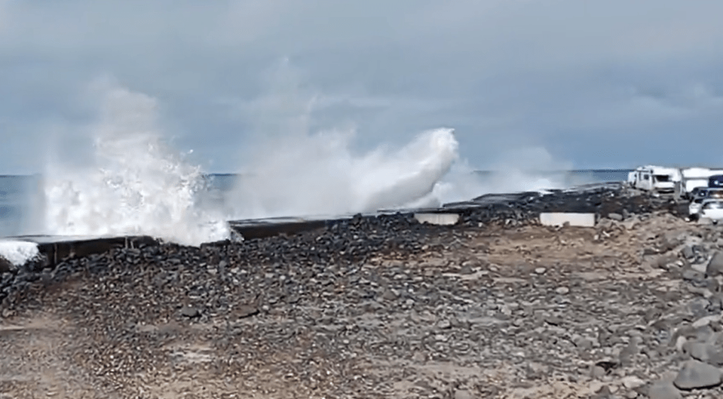 海浪越過防波隄。X@el_guayota