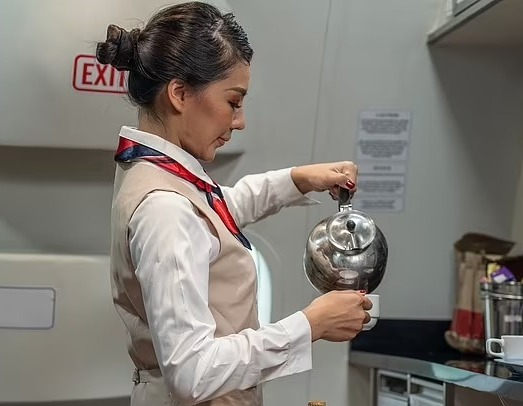 一名空姐在沖熱飲。網圖 一名空姐在沖熱飲。網圖