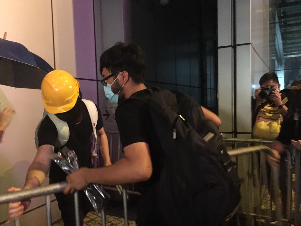 示威者堵塞出入口