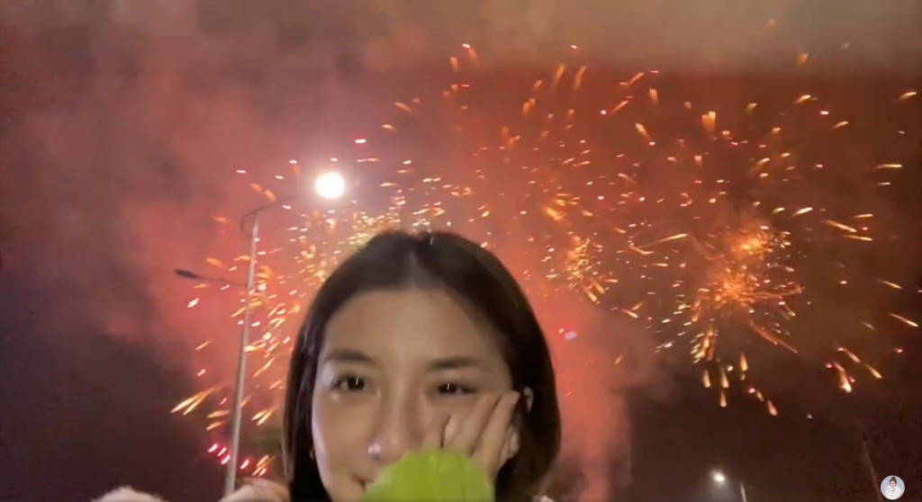 吳千語與好友去看煙花歡度新年。