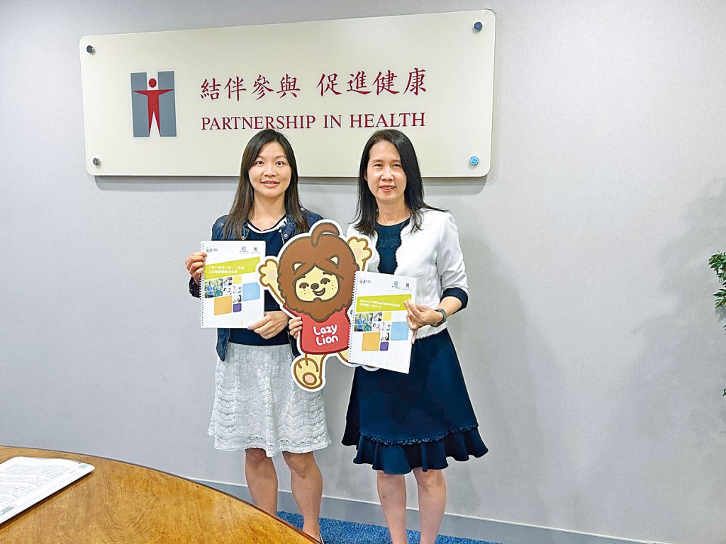 衞生署衞生防護中心非傳染病處主任何家慧（右）及高級醫生（公共衞生資訊）鍾曉樺簡介報告內容。 