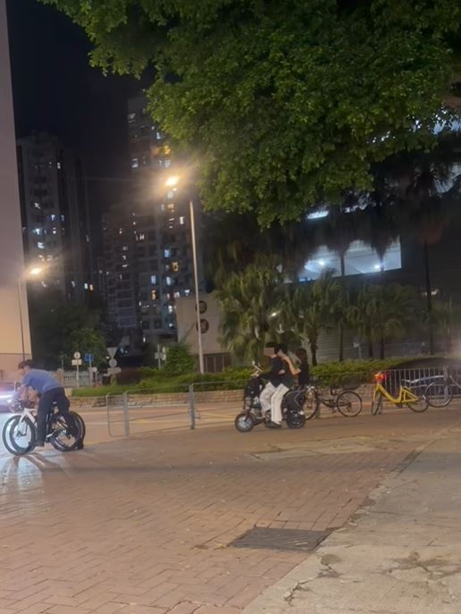 電動單車載有3人，沿行人路緩緩而行。fb車cam L（香港群組）片段截圖