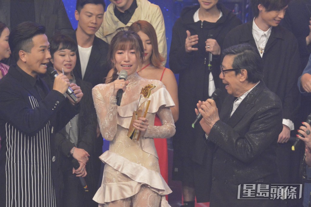 謝文欣曾在《勁歌金曲》總選獲「最受歡迎新人獎」。