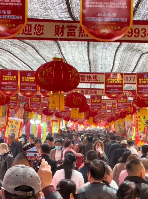 小賀在廟會兼職時不幸跌落化糞池溺斃。抖音＠海燕看慶陽