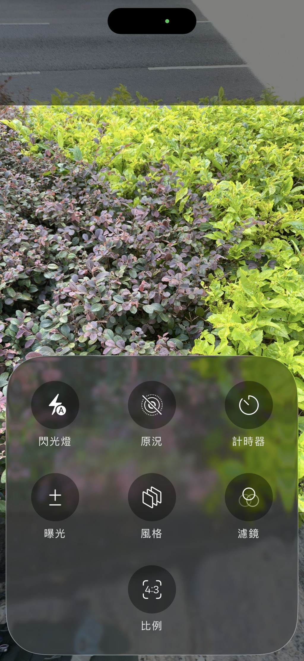 相機介面化繁為簡,濾鏡、風格等要滑動拉出功能表才能選擇。 相機介面化繁為簡,濾鏡、風格等要滑動拉出功能表才能選擇。