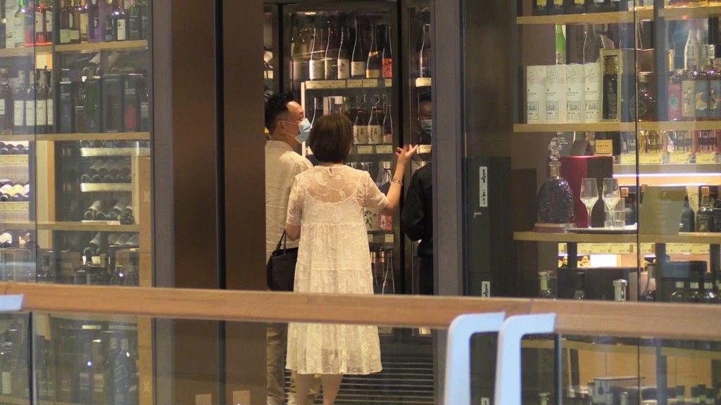兩公婆揀完酒再叫店員介紹。