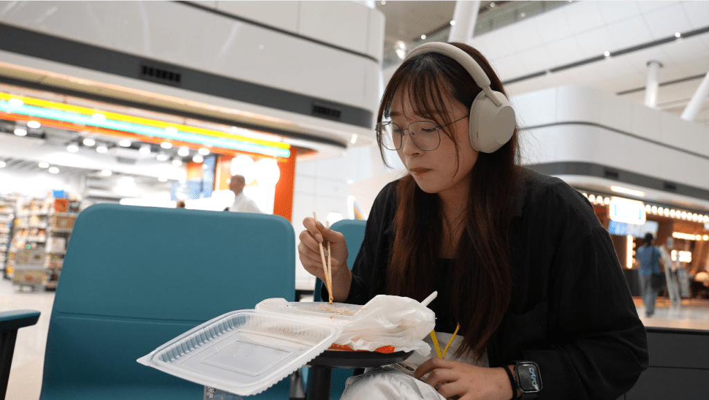 機場女職工Dorothy表示,員工餐廳亦有提供兩餸飯,但無論款式或味道不及兩餸飯店,味道亦不差。 機場女職工Dorothy表示,員工餐廳亦有提供兩餸飯,但無論款式或味道不及兩餸飯店,味道亦不差。