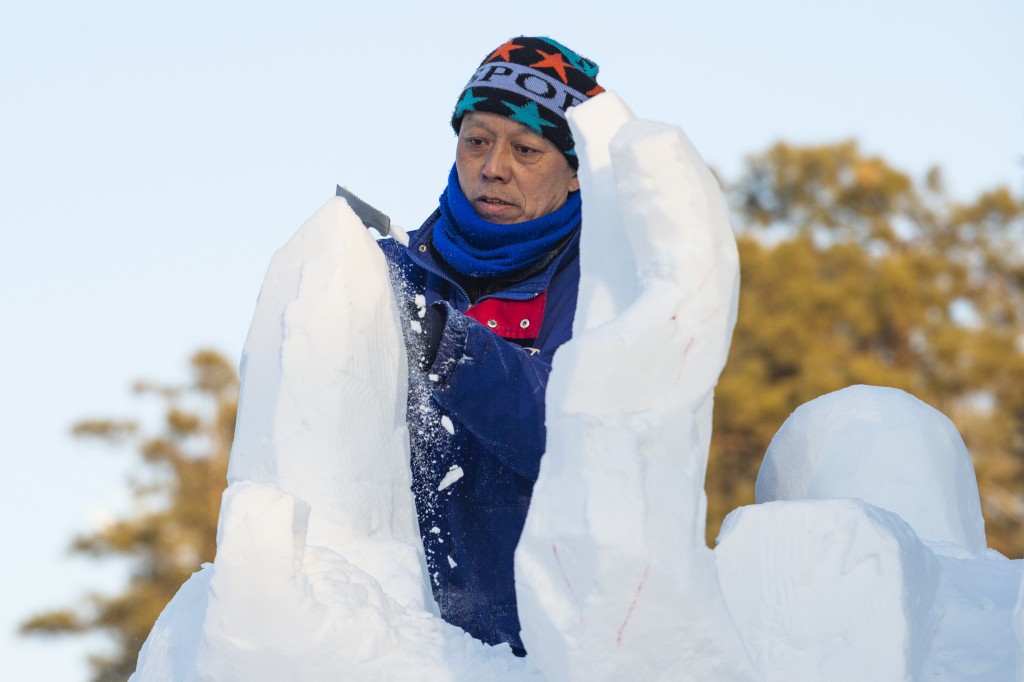 在哈爾濱太陽島雪博會園區，第二十三屆黑龍江省雪雕比賽參賽選手進行雪雕創作。新華社