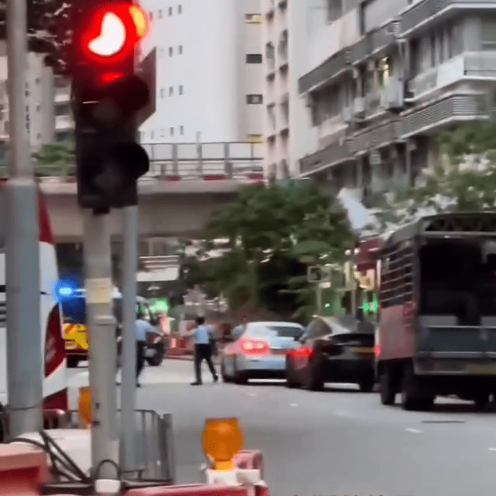 警員上前截查涉案瑪莎拉蒂跑車。車Cam L香港群組