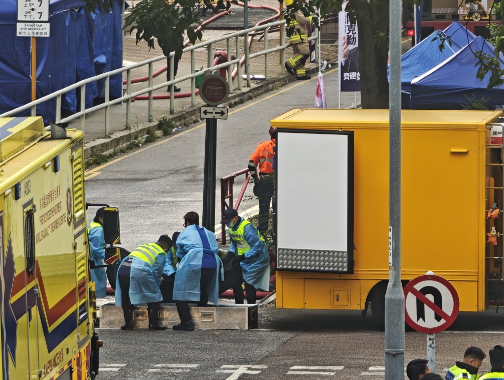 食環處仵工將死者遺體舁送至殮房。 食環處仵工將死者遺體舁送至殮房。