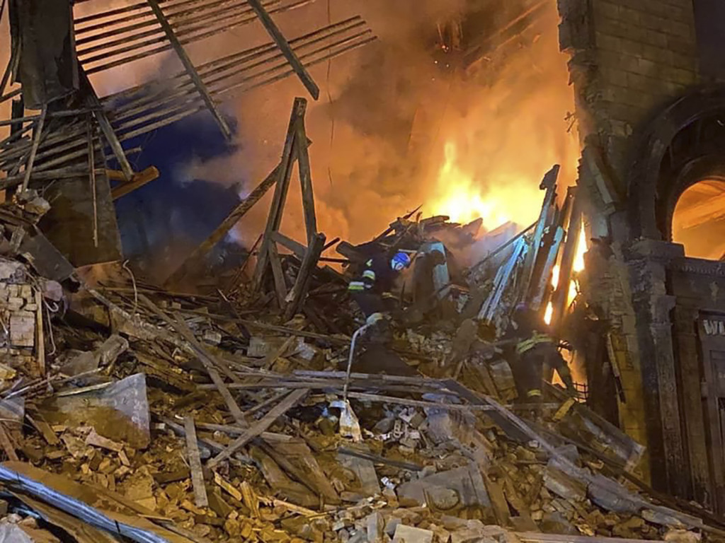 烏克蘭扎波羅熱被砲擊的住宅現場起火。AP