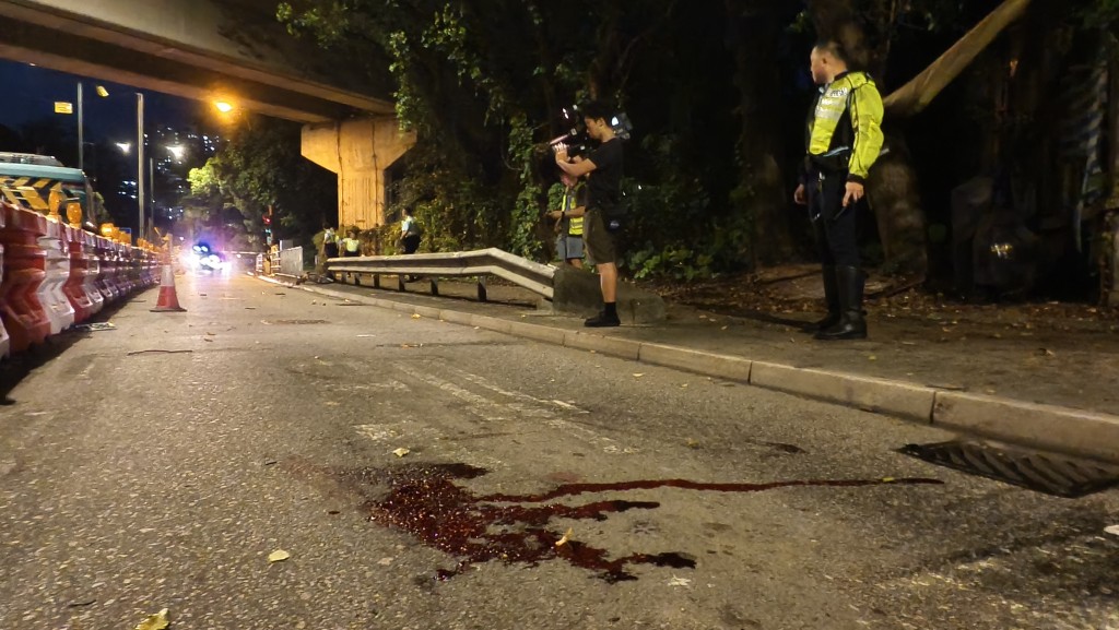 現場遺下大灘血迹。 現場遺下大灘血迹。