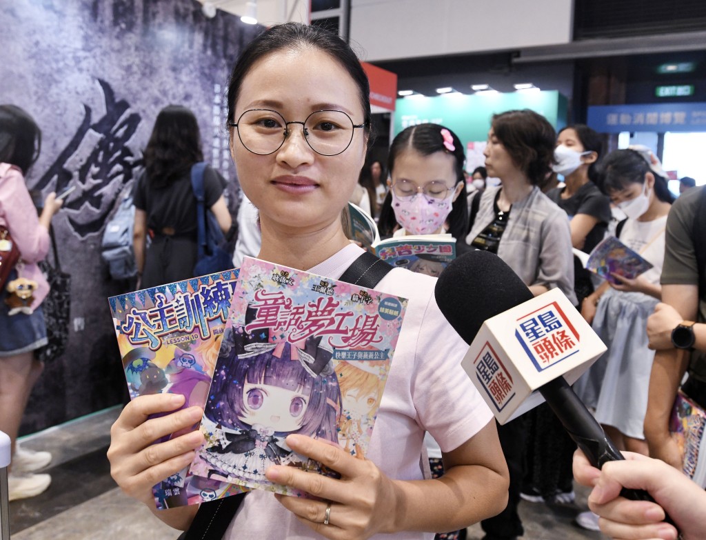 李小姐今日特意前來為子女選購心儀書籍。何君健攝 李小姐今日特意前來為子女選購心儀書籍。何君健攝