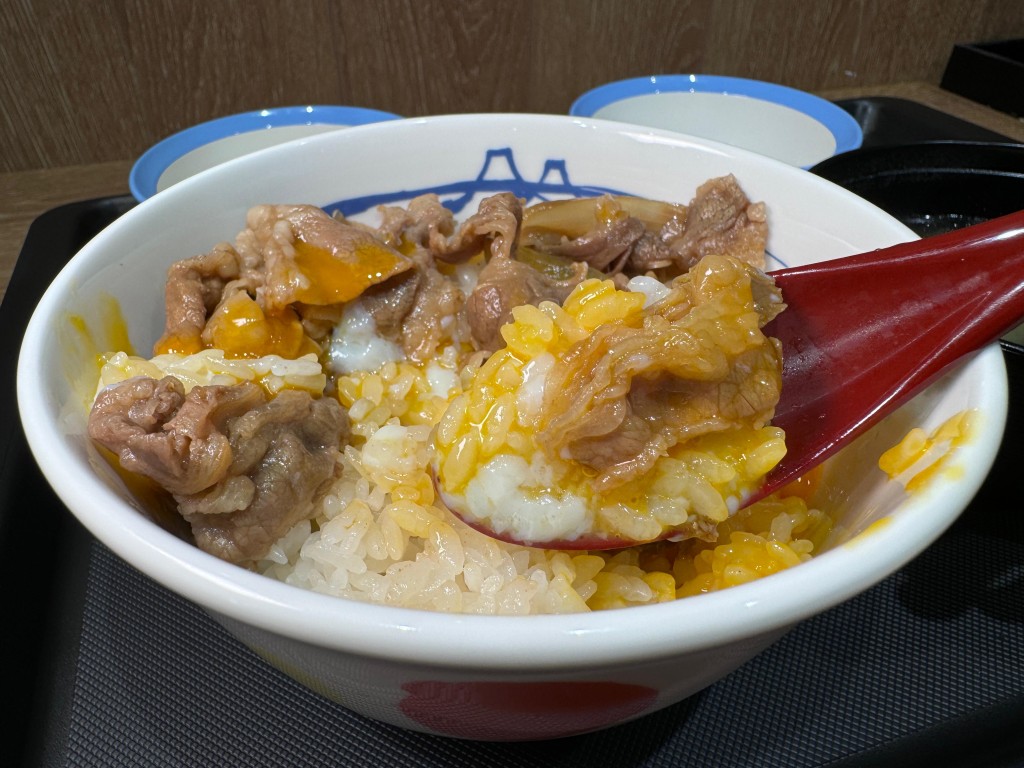 加入溫泉蛋加牛肉作拌飯，吃完早餐馬上元氣滿滿！