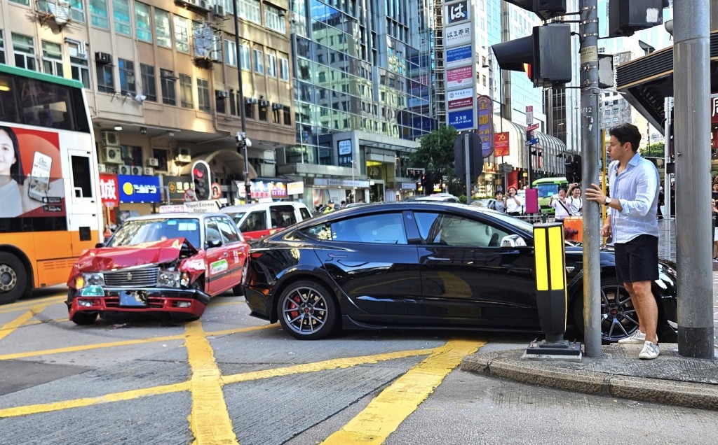 發生意外後，兩車停在十字路口。網上圖片