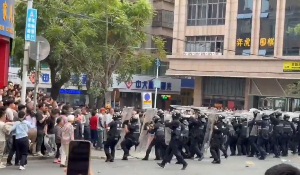 茂名信宜市不满建殡仪馆，警民爆发冲突多人受伤。
