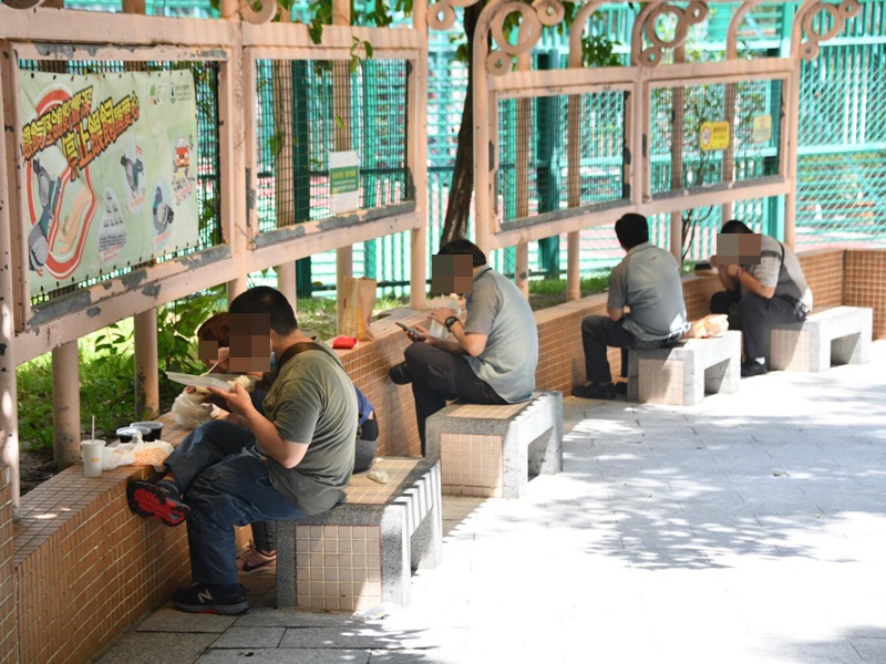 市民在公園食飯。
