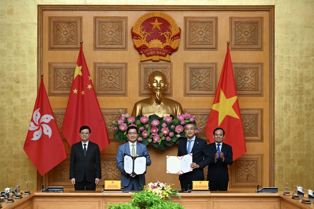 香港机场管理局与越南的机场营运机构和国家航空公司签订三份合作备忘录。