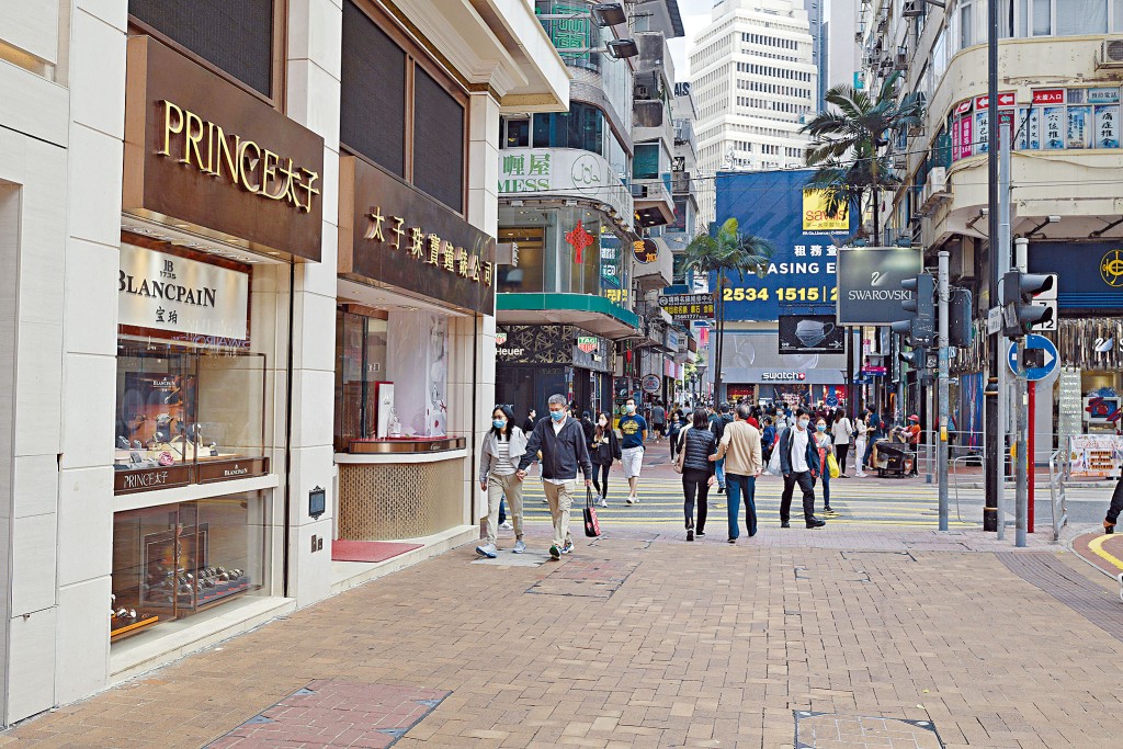 疫市下，內地客接近「消失」，羅素街人流疏落，相當冷清。