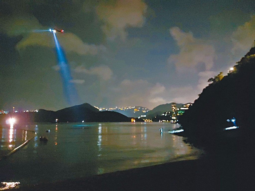 ■男子在南灣浮潛失蹤,直升機在上空盤旋照明。