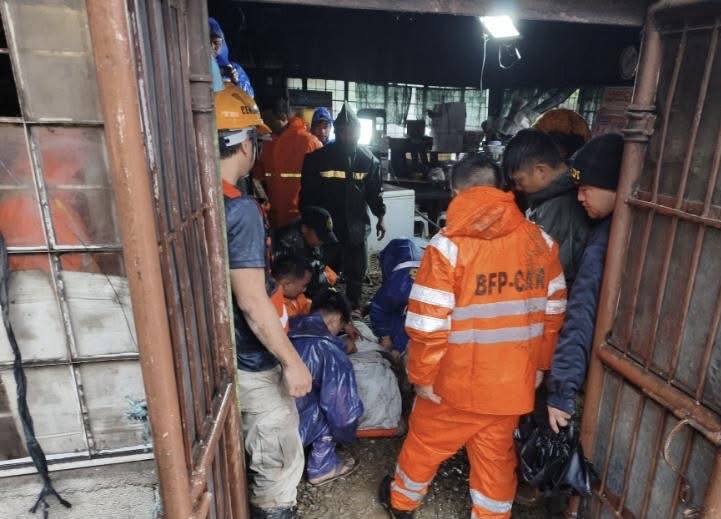 菲律宾豪雨引发山泥倾泻，警察单位协助救援。 fb / Benguet 2nd Mobile Force Company