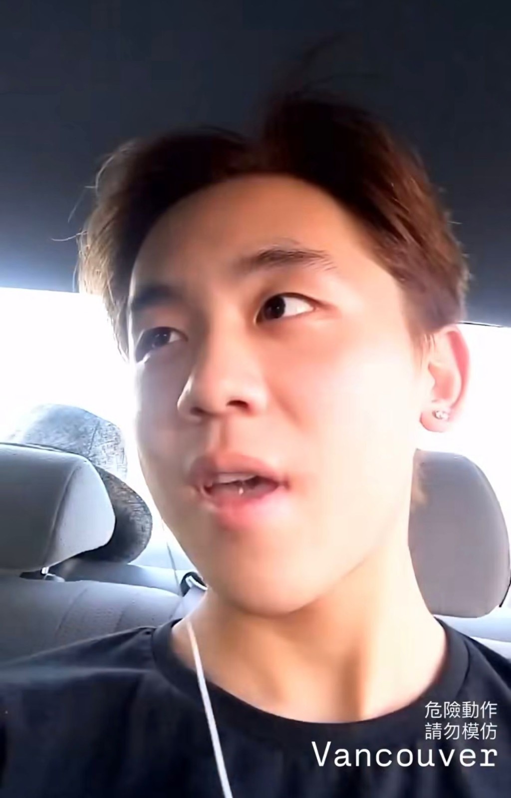 姜濤放上正坐在私家車中，開窗擘大口「食風」的短片。