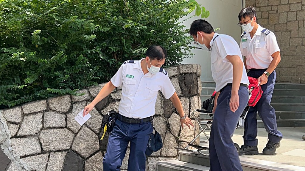 救護員到場協助。蔡楚輝攝