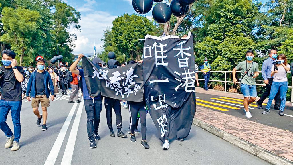 上月十九日中大畢業禮遊行，有黑衣人沿途展示「港獨」旗幟及高叫口號。