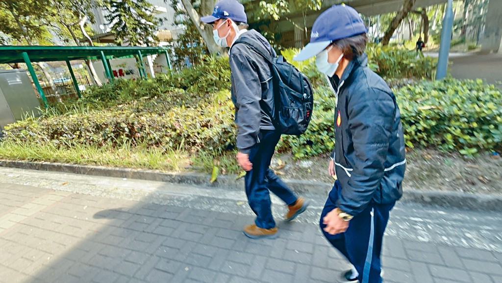 周庭父母中午急步離開警署，拒絕回應記者提問。