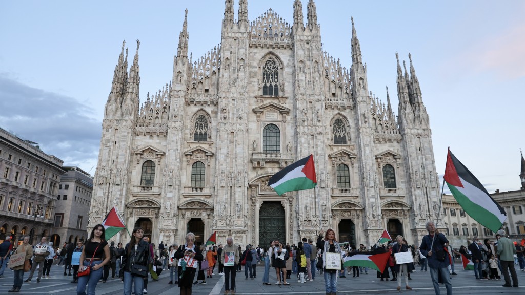 意大利米兰大教堂前的支持巴勒斯坦抗议活动。  新华社