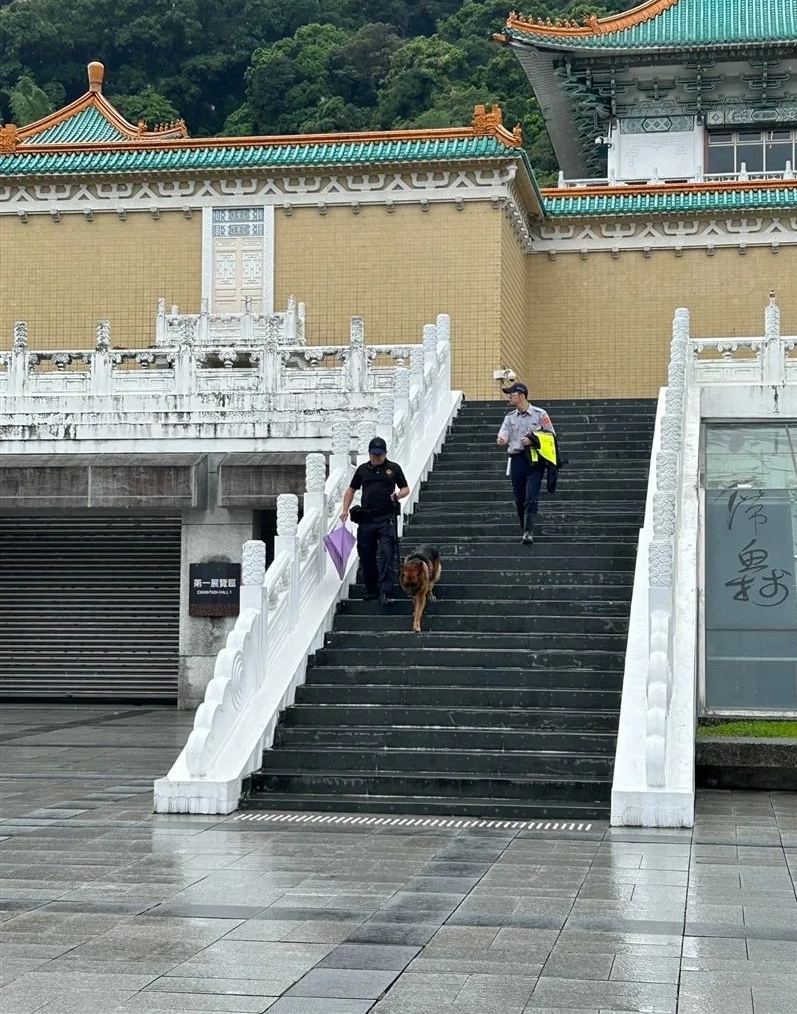 警方在台北故宮搜查。