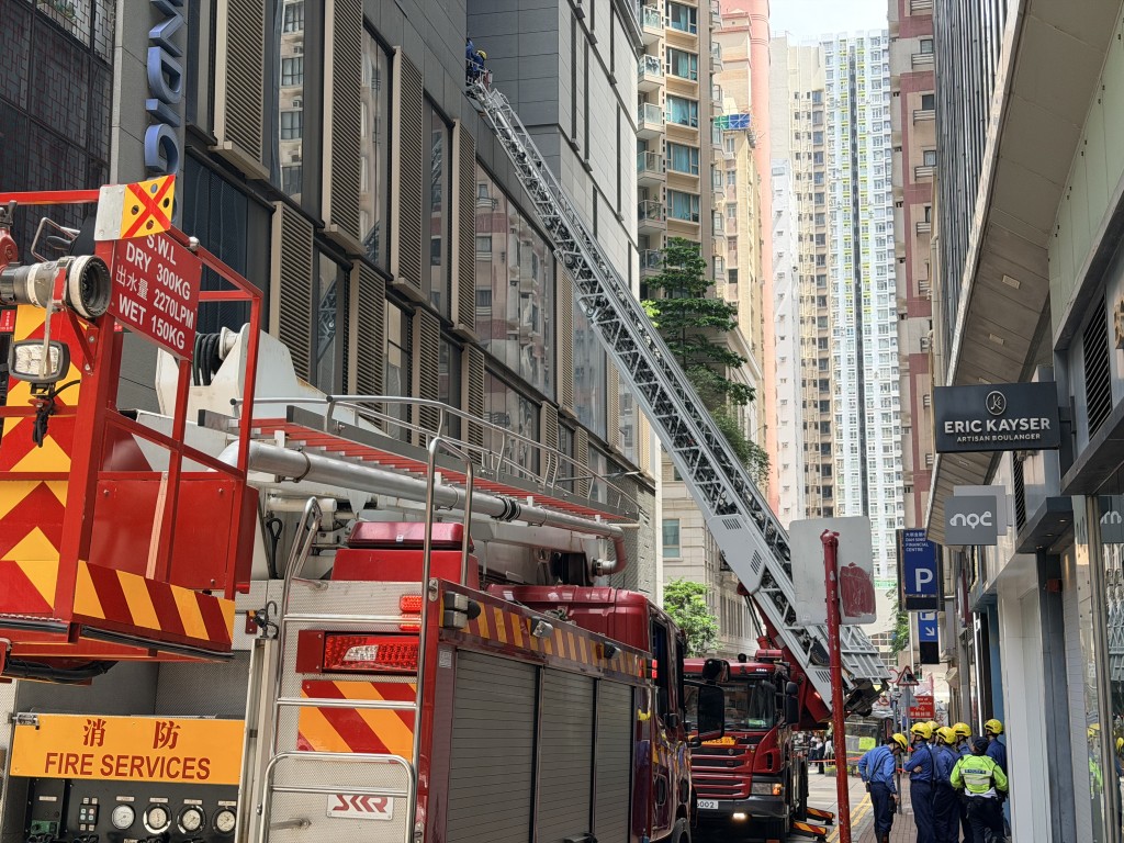 酒店女子堕楼,消防员在救援。梁国峰摄 酒店女子堕楼,消防员在救援。梁国峰摄