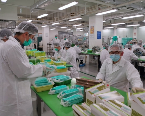 保安局局長李家超表示預計到4月中懲教署將能生產500萬個口罩。資料圖片