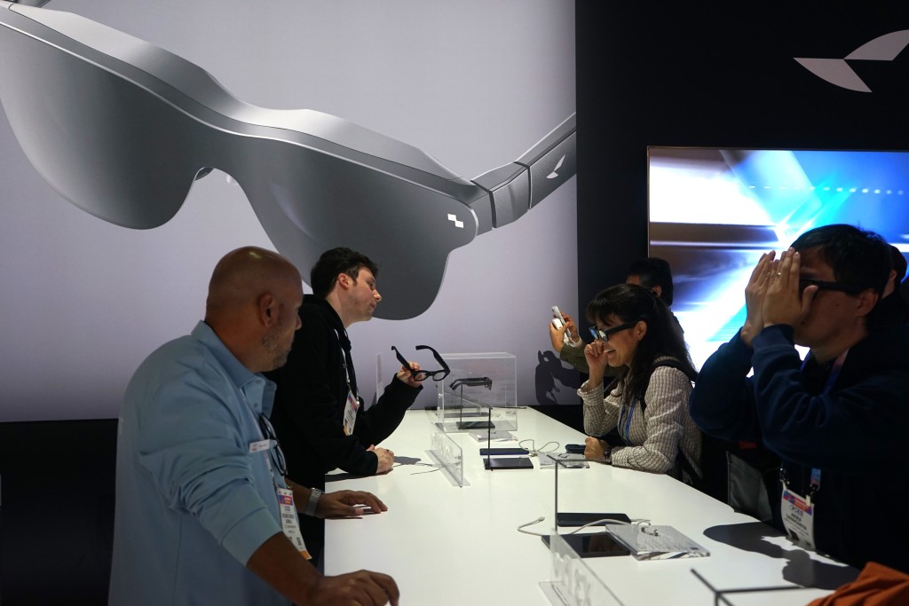 CES 2026，參觀者在TCL展區體驗智能眼鏡。 新華社