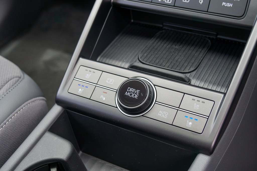 全新第二代現代Hyundai Kona Electric按下Drive Mode鍵可切換Eco、Normal、Sport或Snow不同駕駛模式。