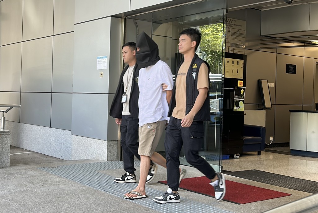 行動中，警方拘捕4男1女。