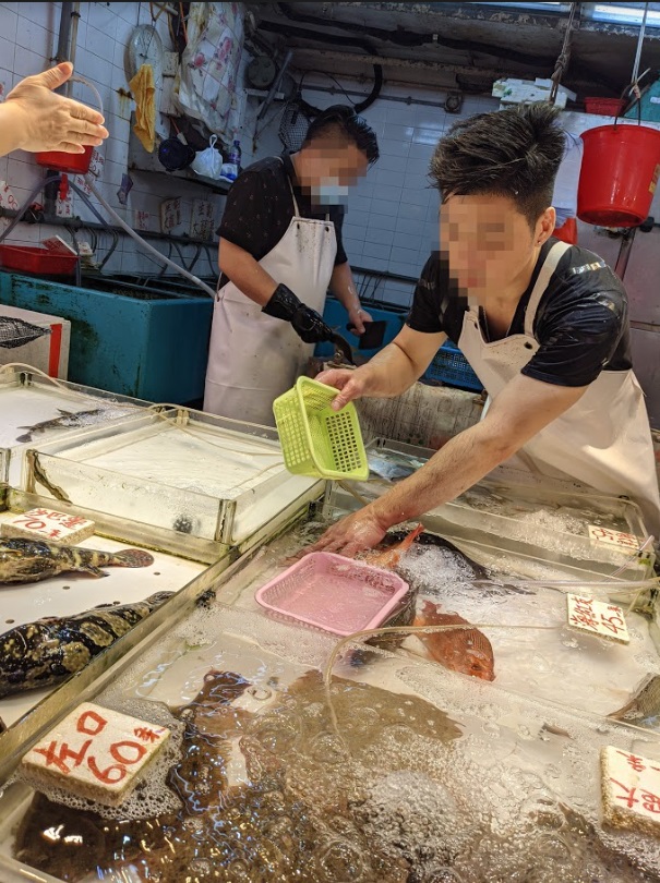 有魚販不戴口罩處理魚類。港大提供