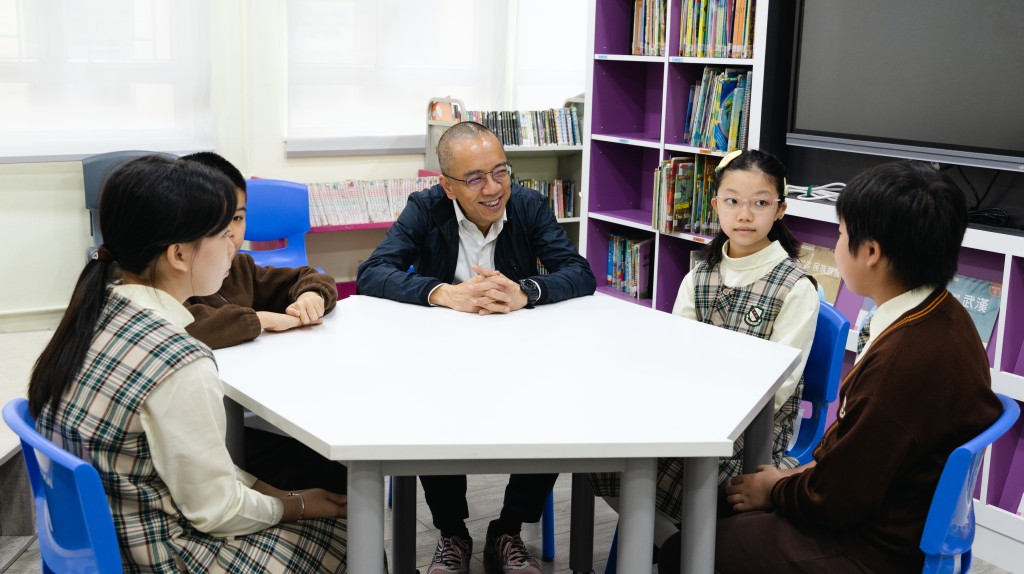 升中面試2026｜大角嘴天主教小學4位準一生，已為即將來臨的中一自行分配學位面試作出準備。（圖：李沃濤）