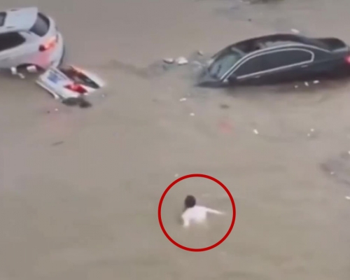 洪水將汽車沖入隧道，多人被困，退伍特種兵1人救5人。