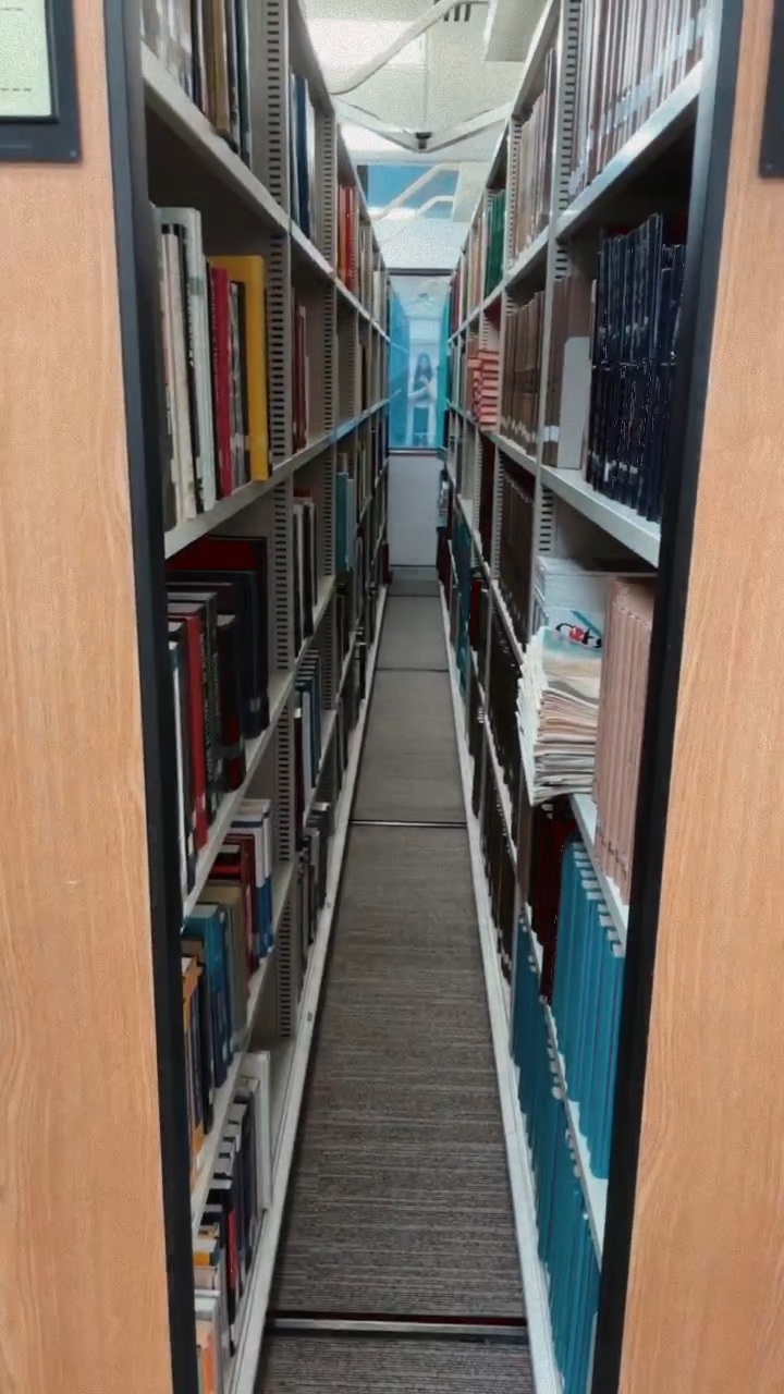 馮盈盈走入港大的圖書館。